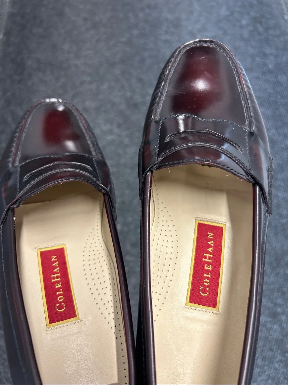 MEN'S-BURGUNDY LEATHER LOAFERS BY COLE HAAN! IN EXCELLENT CONDITION